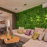 Urban Eden - Lux & Style, 2-bedroom, 2-bathroom Daire *